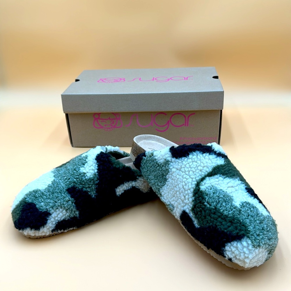 New Mens Sugar Camo slip shoes in size 10 Medium with hard soles NIB!